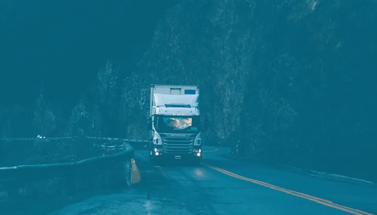 camion circulando por la carretera casi de noche