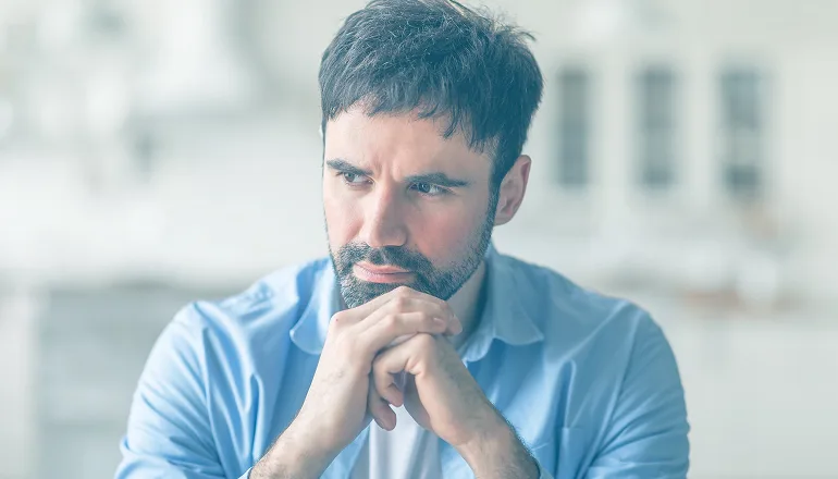hombre preocupado porque ha tenido un accidente sin carnet y quiere saber los derechos y los riesgos legales