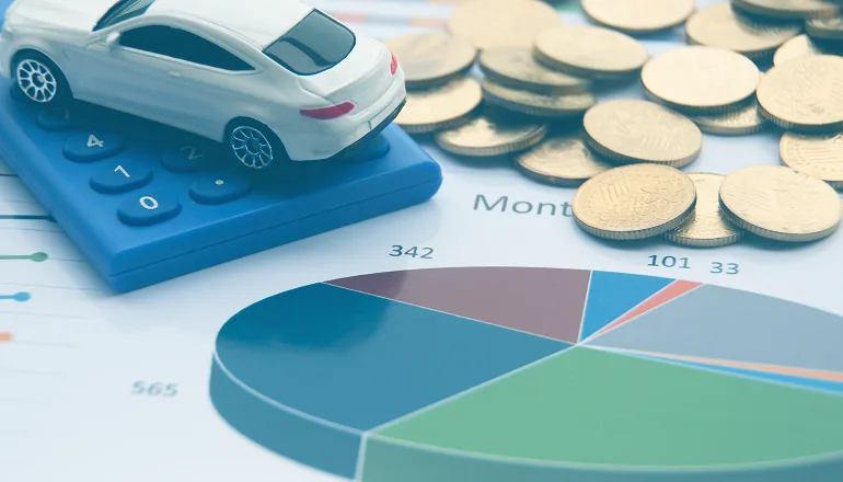 grafico de baremo accidentes 2022 con monedas al lado y un coche