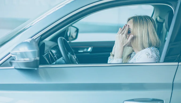 mujer con las manos en la cabeza porque ha sido culpable de un accidente y no sabe si tiene derecho a recibir indeminzacion