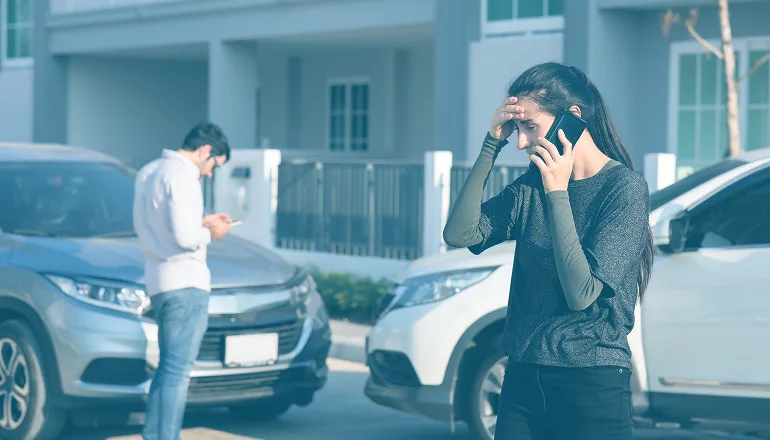 hombre y mujer tras un accidente de tráfico con conflicto de intereses, tienen el mismo seguro