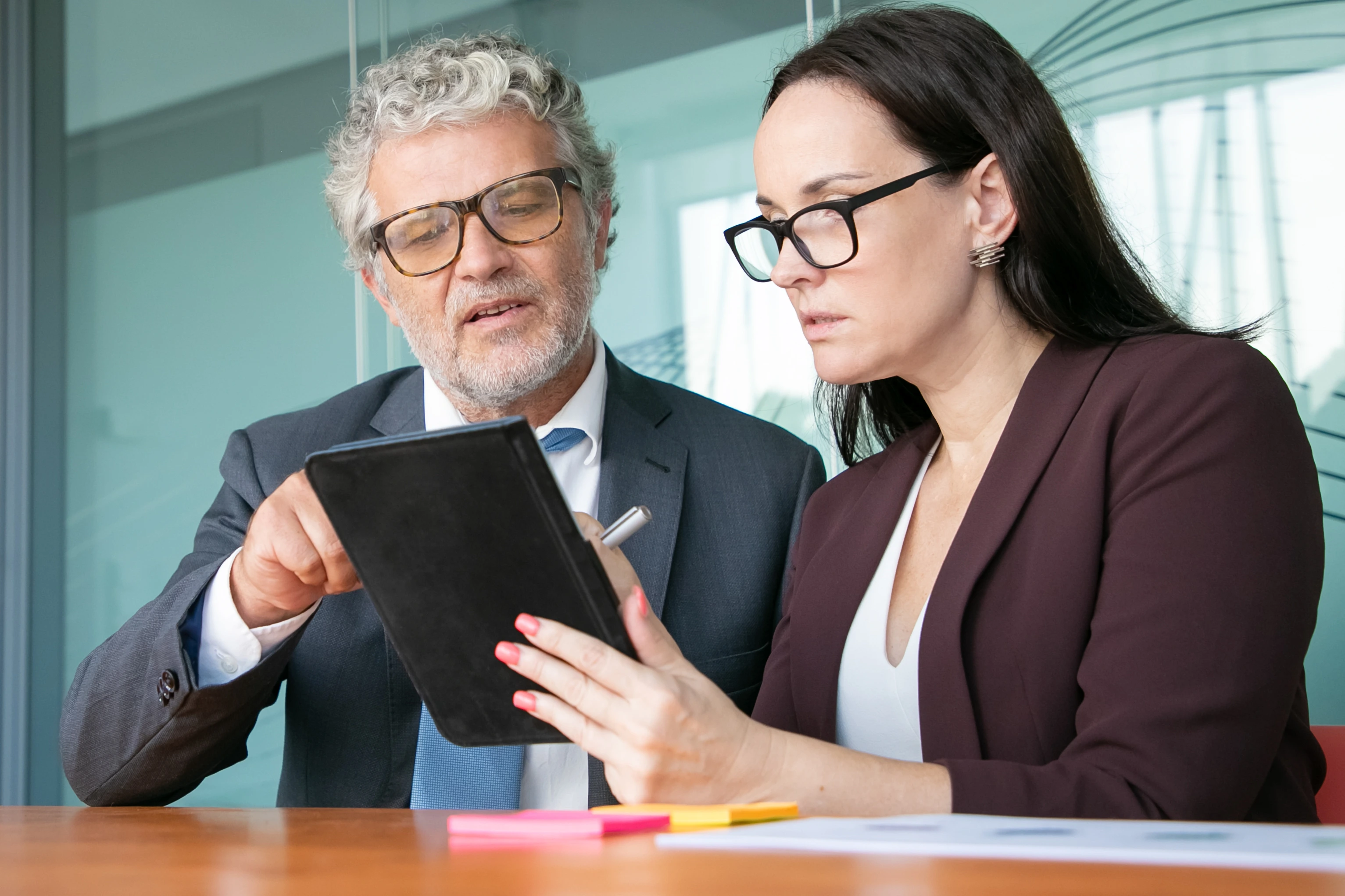 ¿Cómo puedo comparar ofertas de abogados especializados en accidentes de moto y elegir la mejor?