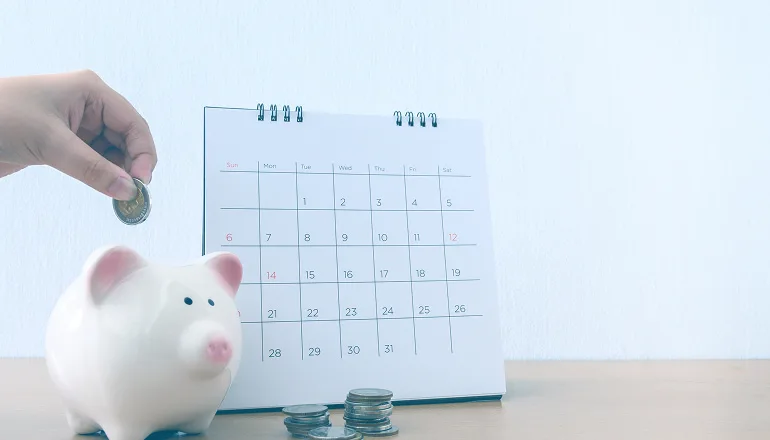 calendario con una hucha delante para saber cuanto se cobra por dia de rehabilitacion