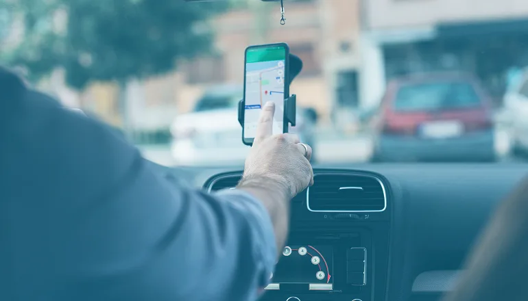 hombre conductor de uber aceptando una mujer que ha tenido un accidente en uber y explicándole cómo lo puede reclamar