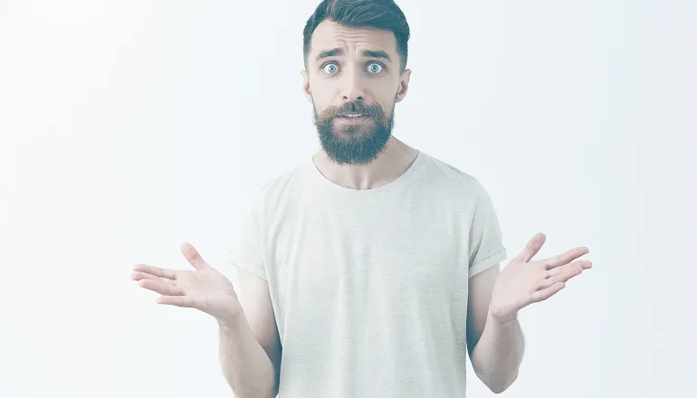 hombre con cara de no entender nada porque ha tenido un accidente con versiones contradictorias 